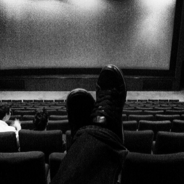 Mondhatni rendszeres moziba járó vagyok, és csak a kép kedvéért tettem fel oda a lábam. Szóval az évet egy jó kis filmmel kezdtem, már nem is emlékszem mi volt az.