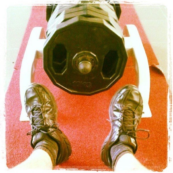 A fáradt ember megpihen edzés közben. persze nem azokkal a súlyokkal játszottam ott szemben.