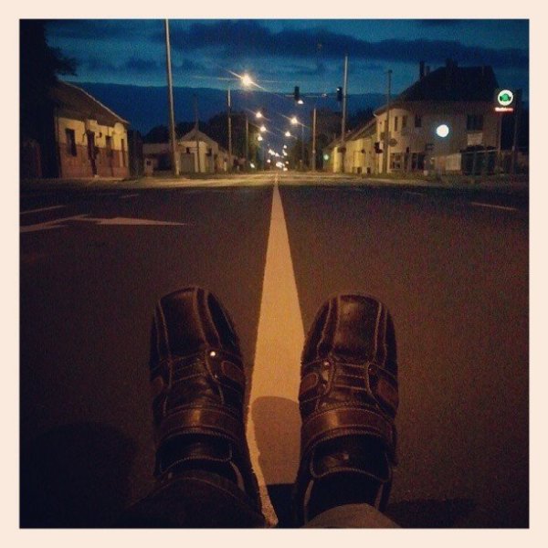 Szombathely város legforgalmasabb főútja. Hajnali 4 órakkor egy lélek se jár. Érdekes érzés volt oda leülni ahol autók ezrei haladnak át nappal.