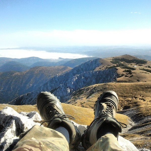 Alpokban túrázás. Tengerszínt felett sok méterrel a felhők felett.