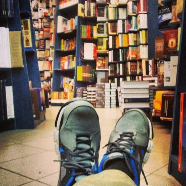 Imádom a könyveket, pedig olvasni nem szeretek, mégis olyan megnyugtató a társaságuk.