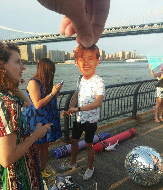 my-day-with-leo-celebrity-photos-joel-strong-13